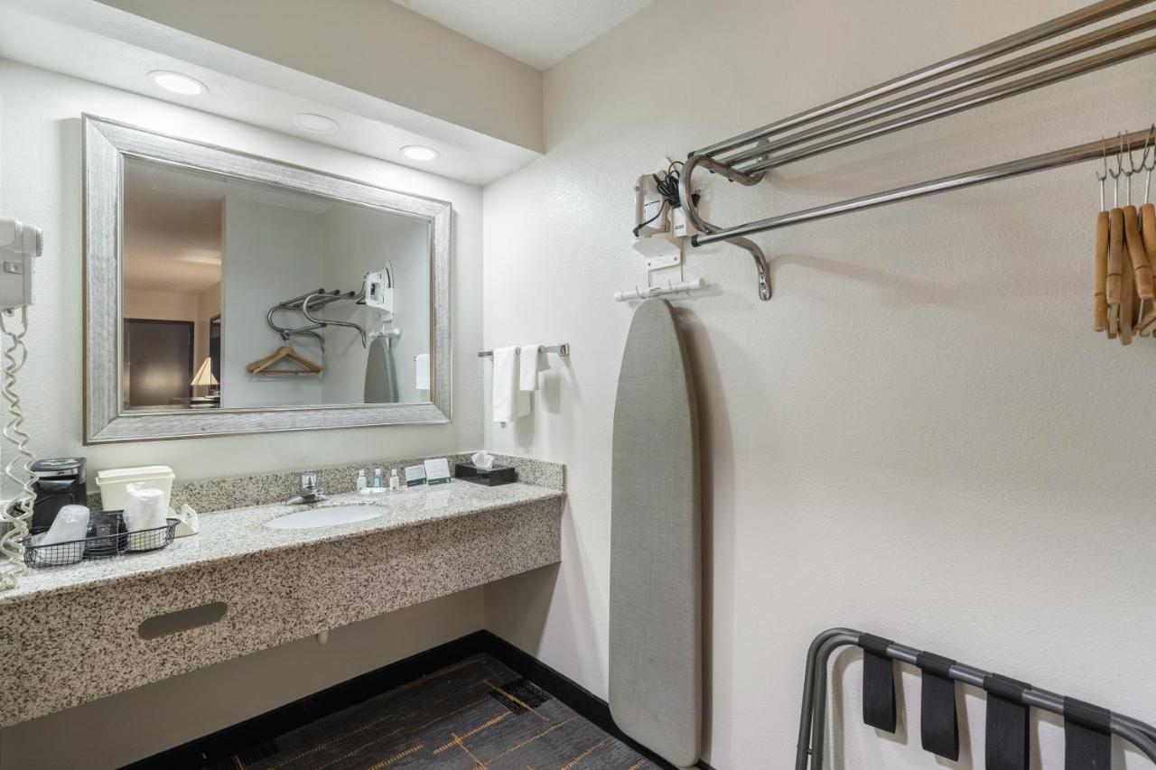 Quality Inn Кливленд Экстерьер фото